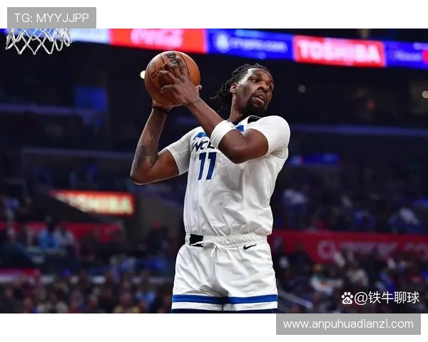 唐斯挡拆策应为爱德华兹拉开空间 提升内外得分效率