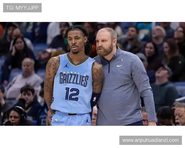 班恩靠无球跑位拉开空间，命中效率胜过莫兰特持球